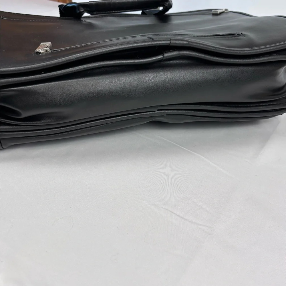 U.S. Luggage New York Black Messenger / Laptop Bag with Sleek Design Very Cool!